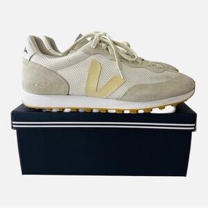 The selected item is a pair of VEJA Rio Branco Alveomesh Sneakers